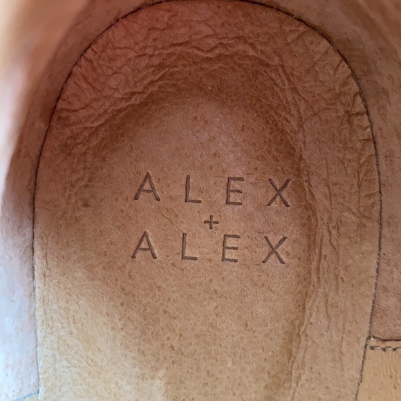 NWOT Gorgeous suede ankle boots - Picture 4 of 6